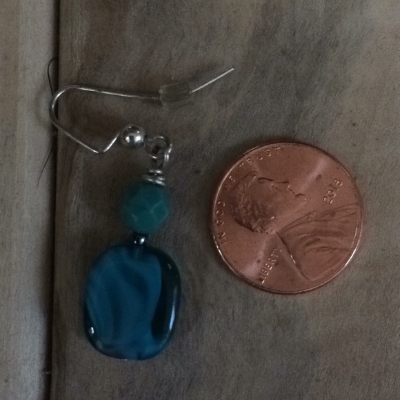 NYC Boutique Aqua Dangle Earrings - Picture 4 of 4